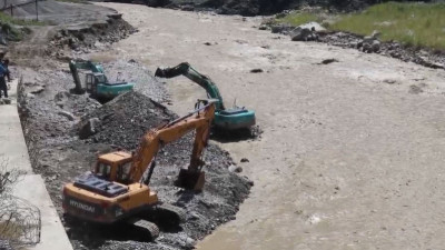  रोशी खालाले डाइभर्सन कटान गरेपछि अवरुद्ध बीपी राजमार्ग खुलाउने प्रयास जारी 
