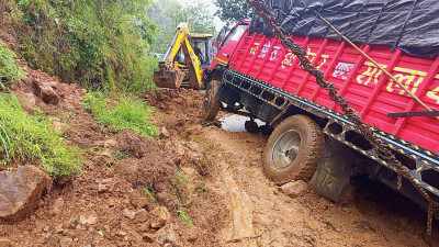  गुडिरहेको ट्रकमाथि पहिरो खस्यो 