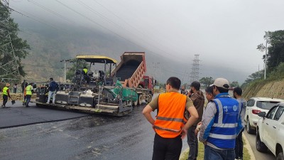  मुग्लिन- पोखरा सडकको पूर्वी खण्ड धमाधम कालोपत्र हुँदै 