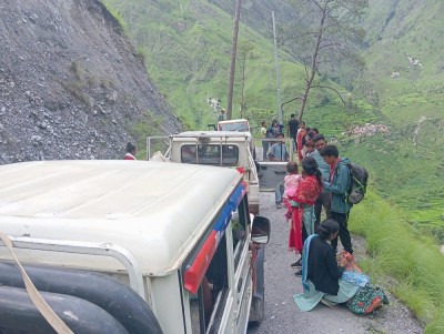  सडक पहिरोले बगाएपछि गमगढी-तारापानी-सोरुकोटमा दुई सातादेखि यातायात ठप्प 