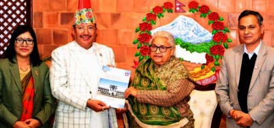  आयोगले प्रधानमन्त्रीलाई बुझायो निर्वाचन प्रतिवेदन 