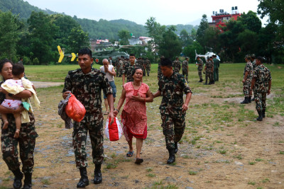  नेपाली सेना र निजी क्षेत्रका हेलिकोप्टरद्वारा ११४ जना बाढी प्रभावितको उद्धार[तस्वीरसहित] 