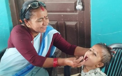  आज र भोली ५ वर्ष मुनिका बालबालिकालाई भिटामिन ए र जुकाको औषधी खुवाइदै 