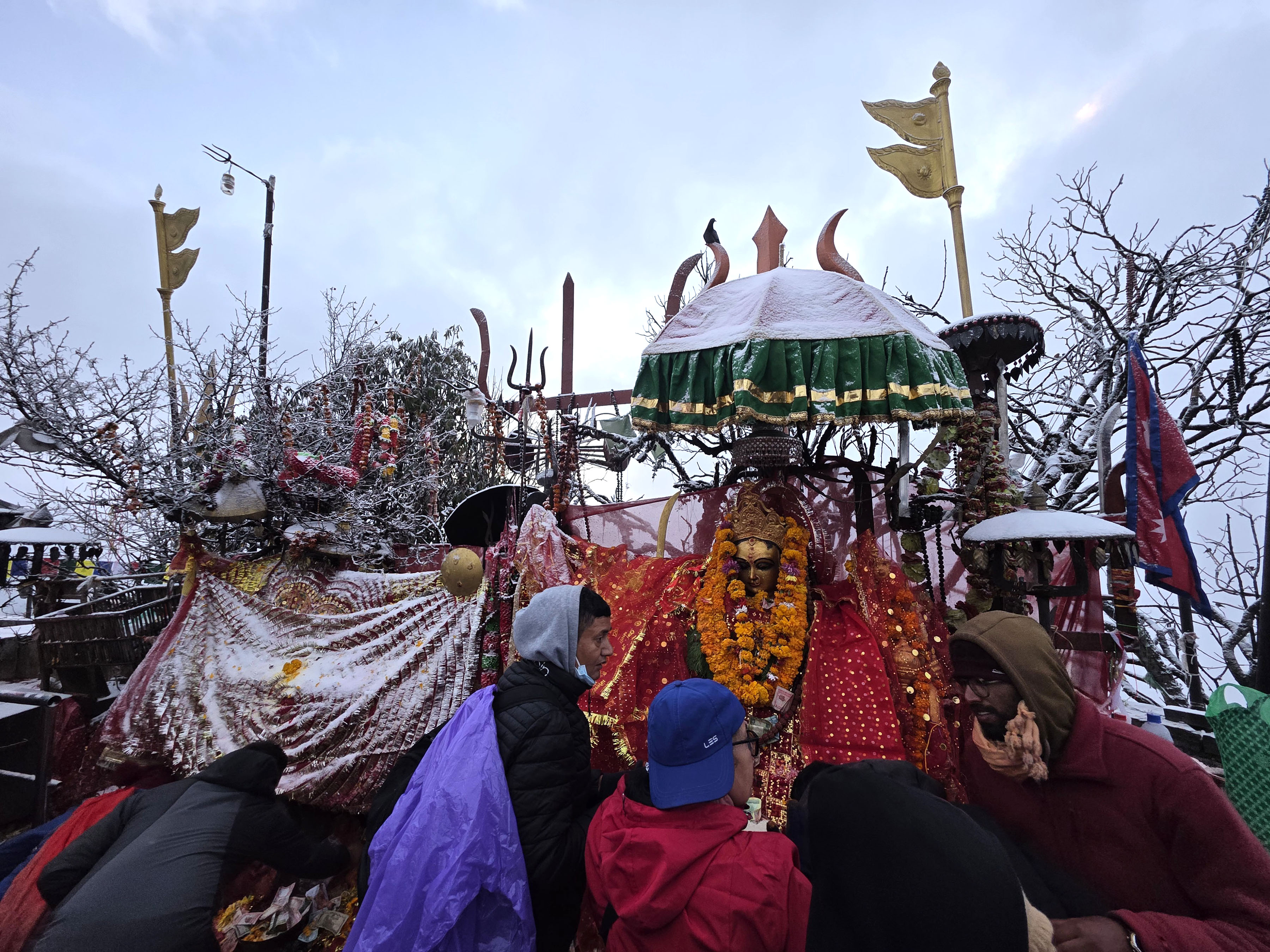 ताप्लेजुङको पाथीभरा मन्दिर क्षेत्रमा वर्षको पहिलो हिमपात