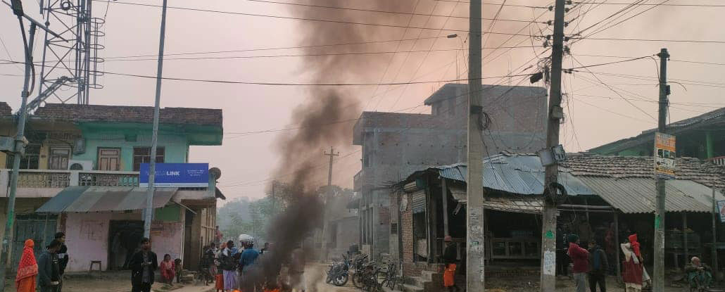 अटोको ठक्करले युवकको मृत्यु भएपछि सिरहा-चोहर्वा खण्ड अवरुद्ध