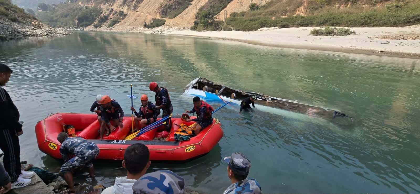 रामेछापको सेलेघाटमा बस दुर्घटनामा ६ जनाको मृत्यु,उद्धार गर्न सशस्त्रको गोताखोर परिचालन