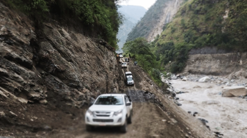 वर्षाले अवरुद्ध जोमसोम-कोरला सडक सञ्चालन