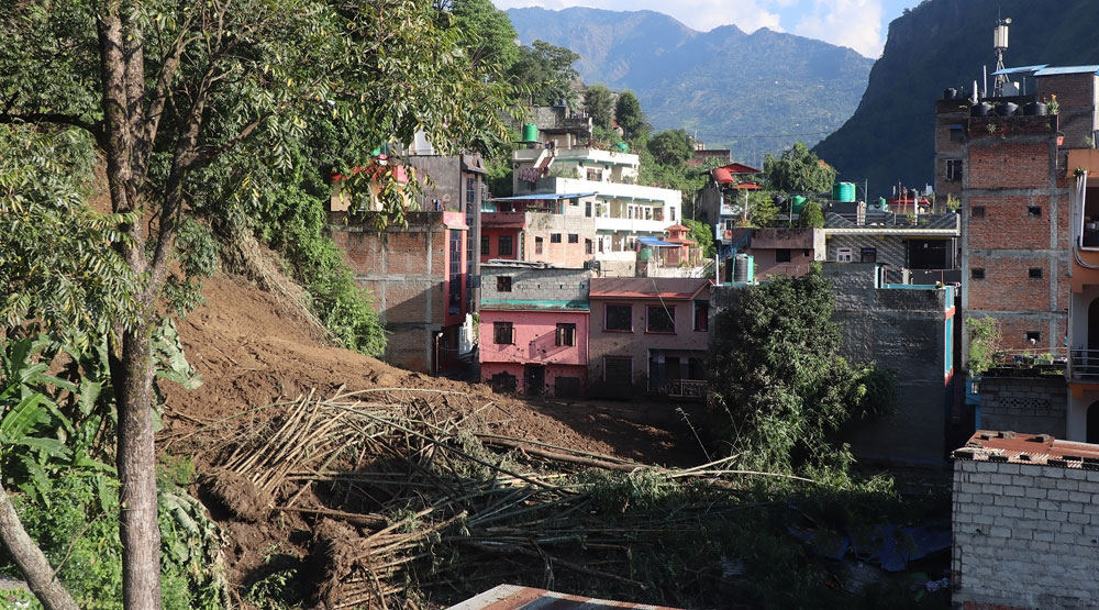 पहिरोले बेनी बजारका १२ घरमा क्षति, १०० घर जोखिममा