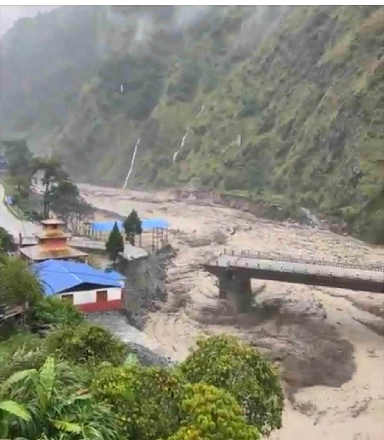 फगाममा एउटा घर पहिरोमा पुरिदा २ जना बेपत्ता, कालीगण्डकीले पोखरेबगरको पुल बगायो