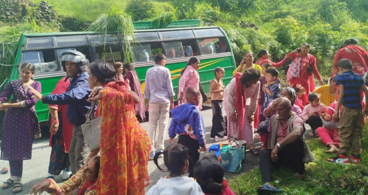 पोखराको आर्वामा बस दुर्घटना, चालकसहित २३ जना घाइते
