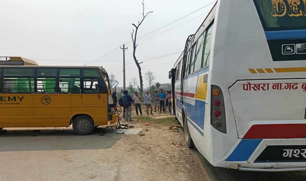 बर्दघाटमा स्कुल बससहित तीन सवारीसाधन ठोक्कियो, २० जना घाइते