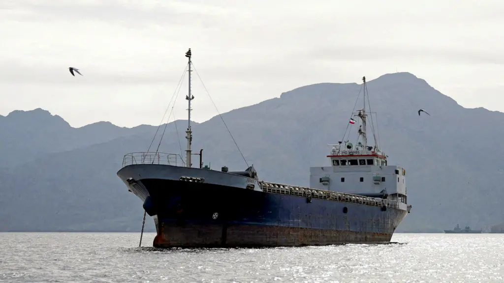  हर्मुज जलमार्ग बन्द गर्ने इरानको चेतावनी,तेल ट्यांकरमा इरानी सेनाद्धारा गोली प्रहार 