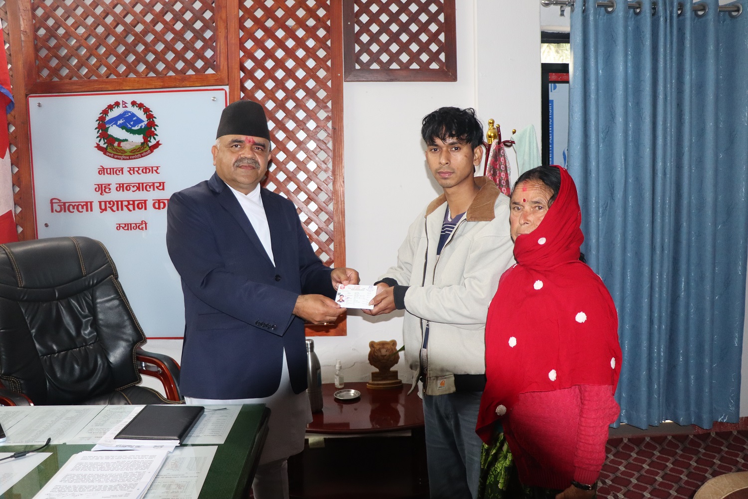 सुवासलाई ११ वर्षको पर्खाइपछि आमाको नामबाट नागरिकता