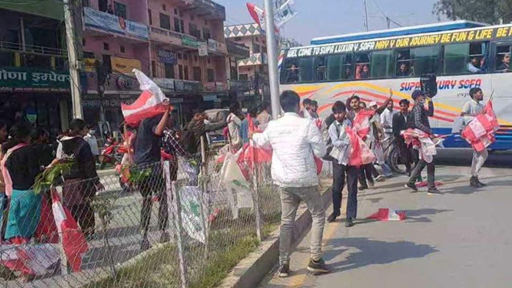 धनगढीमा देउवाको स्वागतमा राखिएका झन्डा आन्दोलनरत विद्यार्थीले हटाए