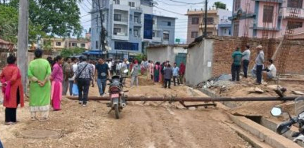 ललितपुरमा पोल ढलेर एकजनाको मृत्यु, स्थानीय आन्दोलित
