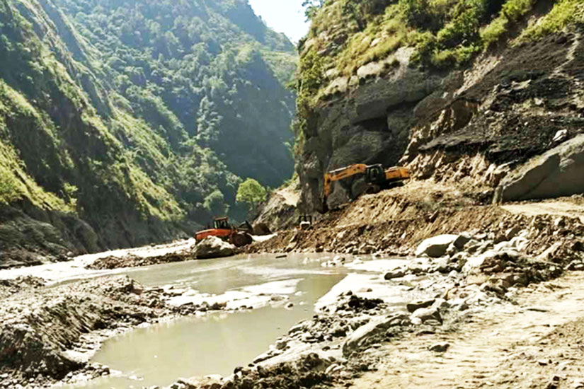 बुढीगण्डकी बाढीले क्षतिग्रस्त सडकमा अस्थायी डाइभर्सन