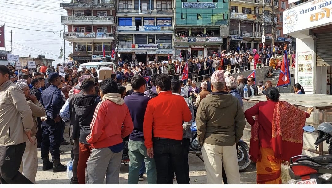 रवि पक्राउको विरोधमा दोलखाको चरिकोटमा प्रदर्शन