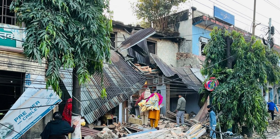 हेटौँडा बजार क्षेत्रमा सडक भत्काउन सुरु गरियो