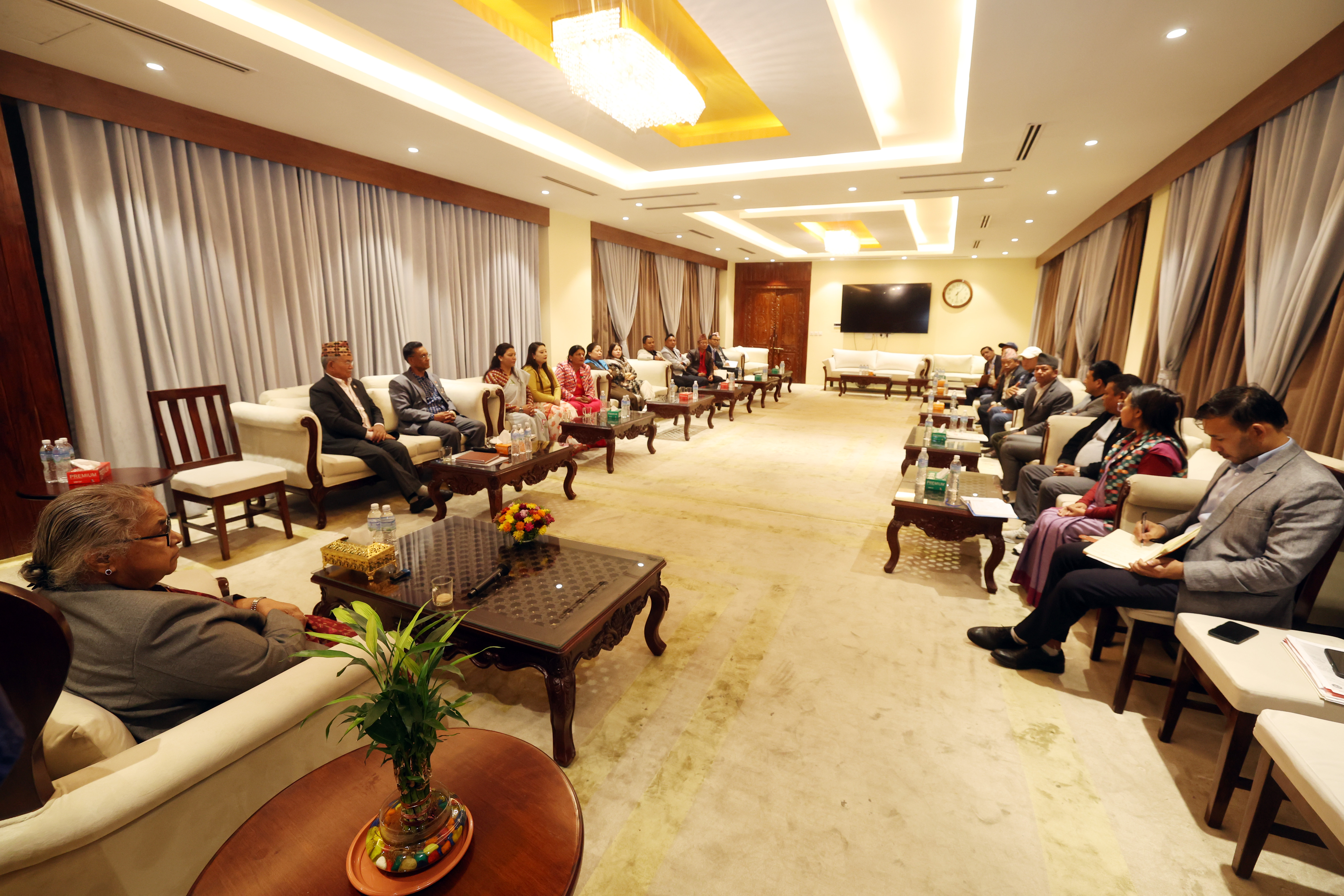 काठमाडौँ उपत्यकाका मेयरहरुसँग प्रधानमन्त्रीले  गरिन् छलफल, बालेन अनुपस्थित