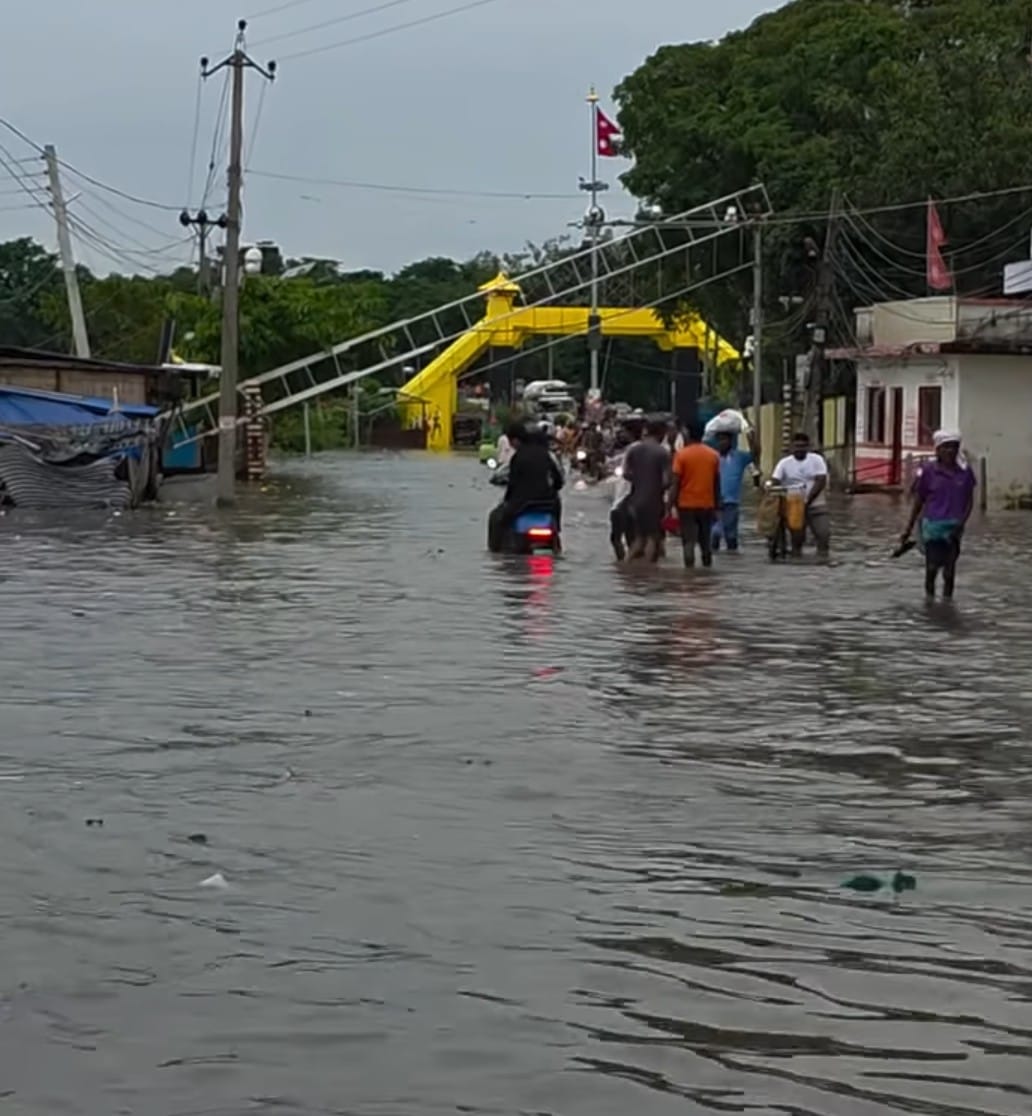 भारी वर्षाका कारण रौतहटको महेशपुर गाउँ डुबानमा