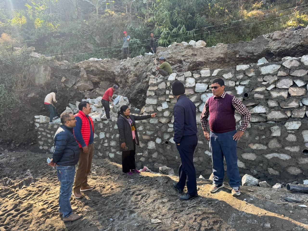 सांसदले भत्काए मापदण्डभन्दा कम चौडाइको कल्भर्ट पर्खाल