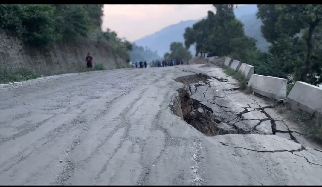 गलौदीमा सडक भासिएर अवरुद्ध पृथ्वी राजमार्गमा दुईतर्फी यातायात सञ्चालन