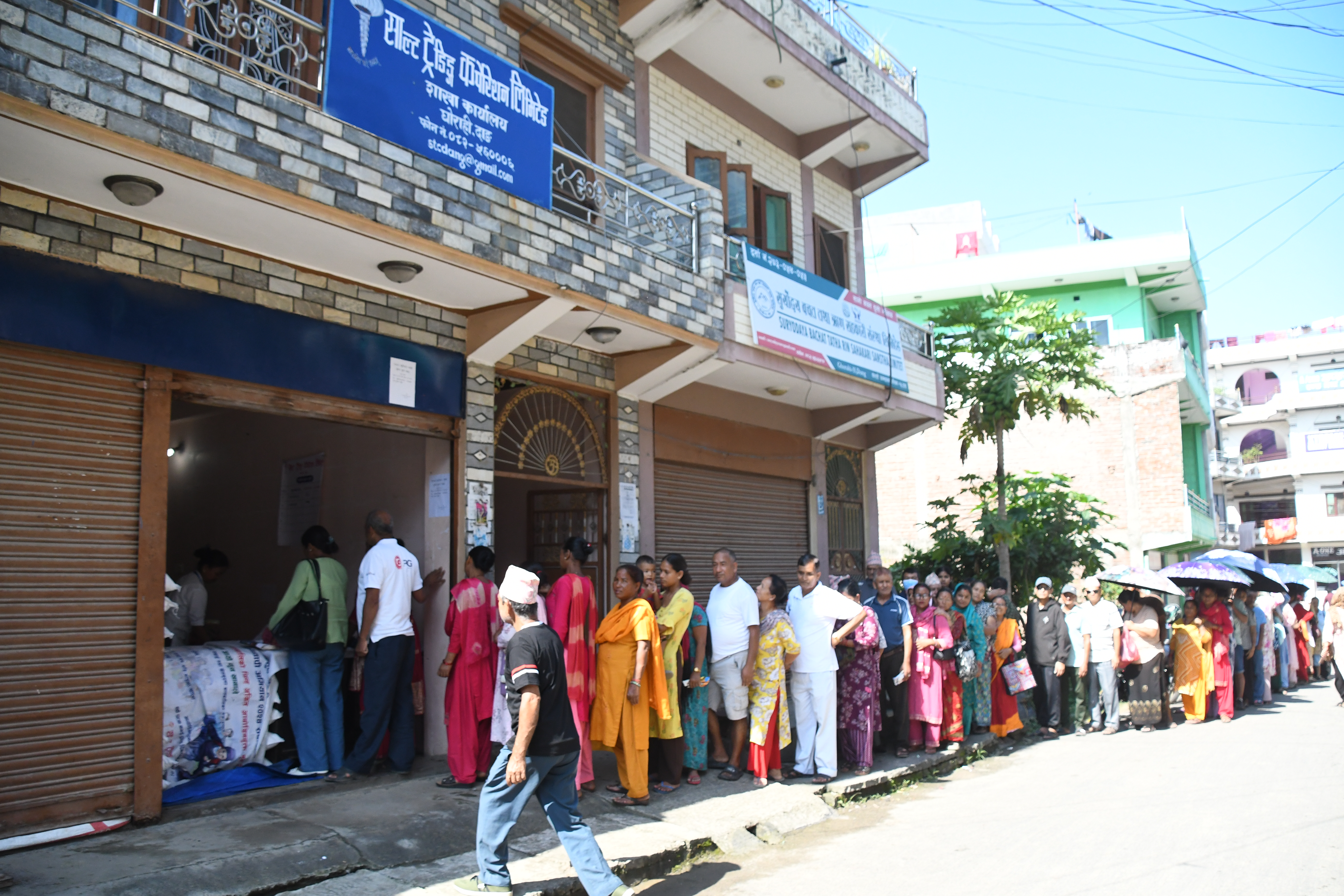 साल्टट्रेडिङको सुपथ मूल्य पसलमा नुन र चिनी खरिद गर्न उपभोक्ताको भीड