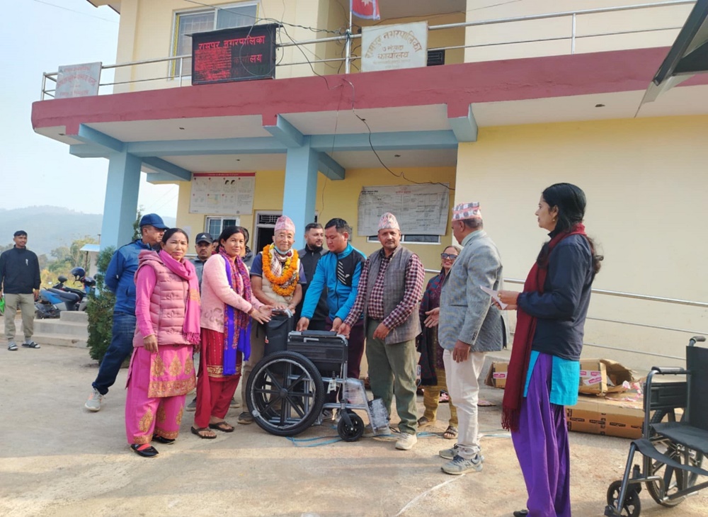 नगरपालिकाद्वारा फरक क्षमता भएका व्यक्तिलाई ह्विलचियर प्रदान