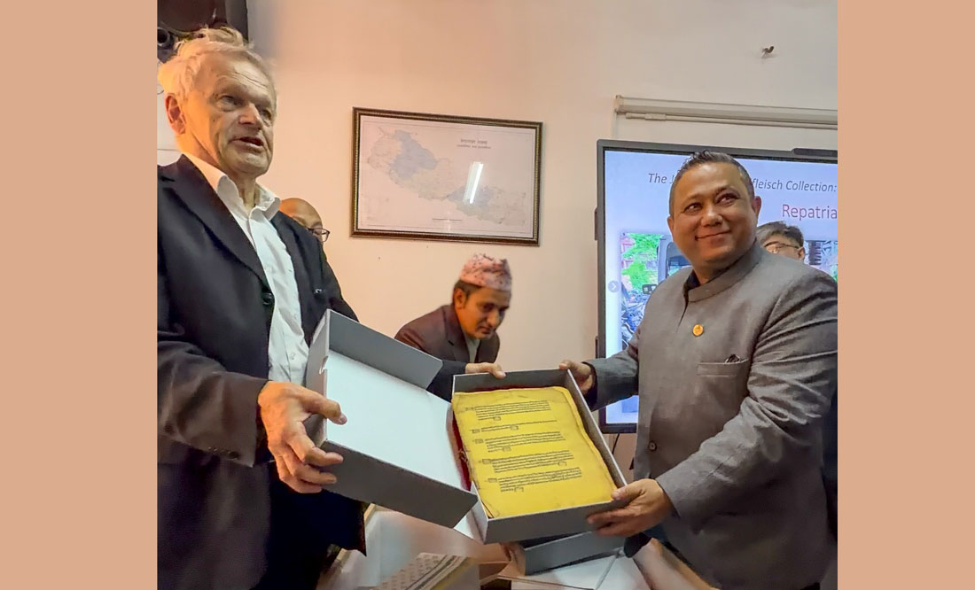परराष्ट्रमन्त्री खनाललाई १३औँदेखि २०औँ शताब्दीसम्मका आठ सयभन्दा बढी ऐतिहासिक दस्तावेज हस्तान्तरण